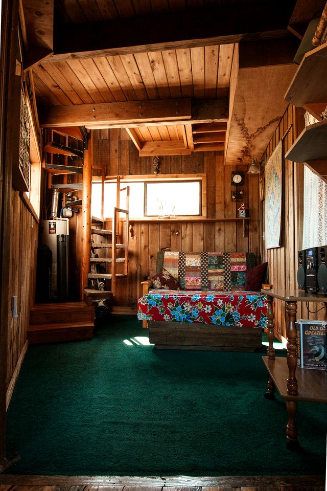 Tree House Style Cabin Nestled at the Foot of Scenic Snow-Capped Mt. Adams, Washington