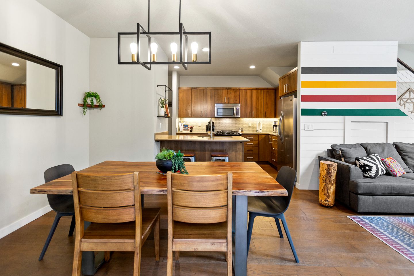 The Pendleton – Walkable / Arcade Loft / Modern in Eugene, OR