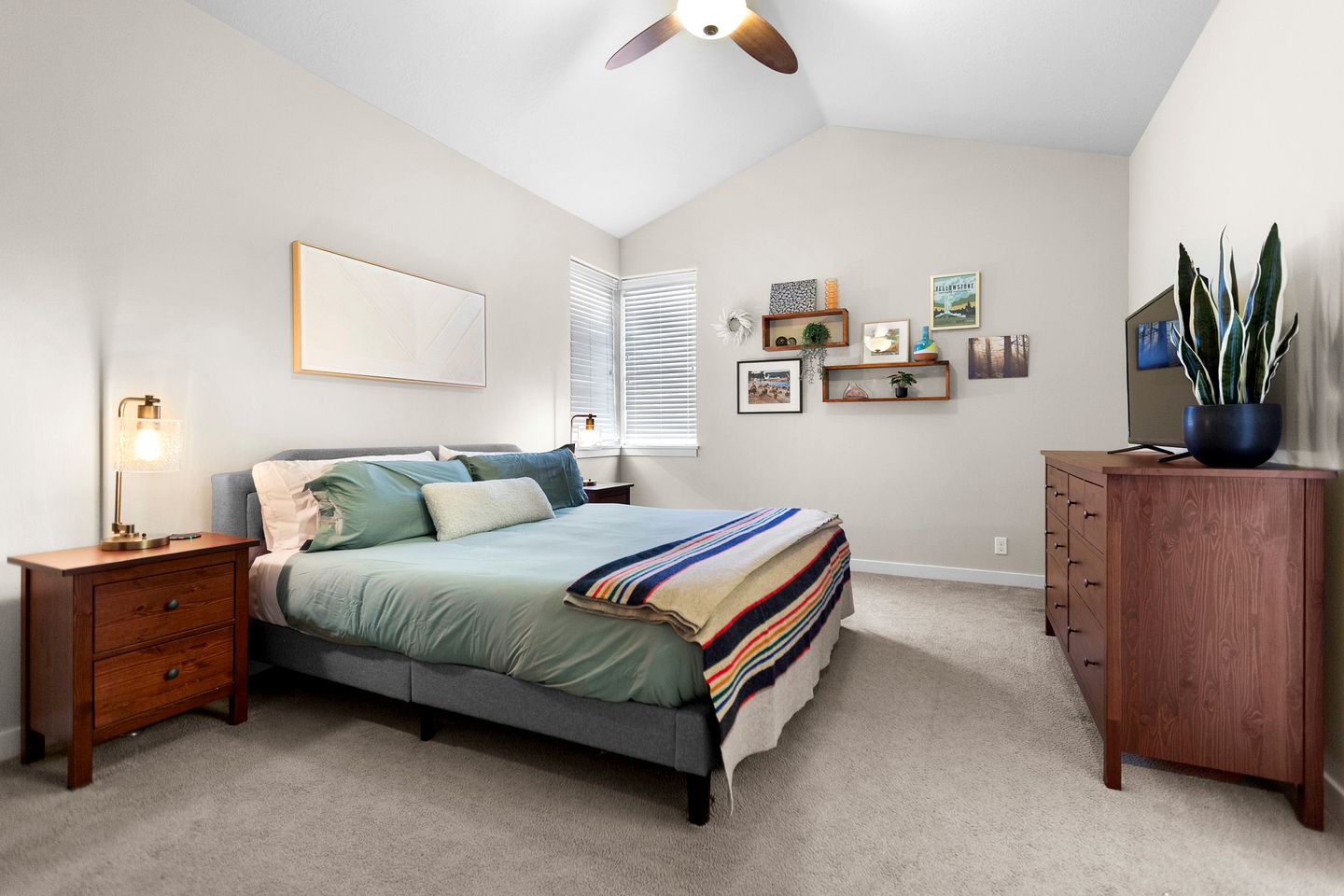 The Pendleton – Walkable / Arcade Loft / Modern in Eugene, OR