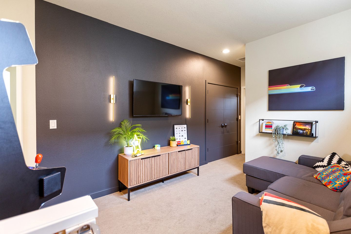 The Pendleton – Walkable / Arcade Loft / Modern in Eugene, OR