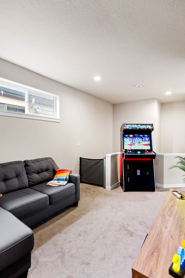 The Pendleton – Walkable / Arcade Loft / Modern in Eugene, OR