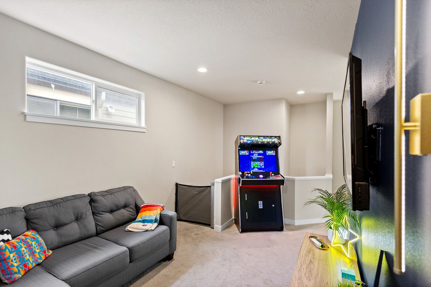 The Pendleton – Walkable / Arcade Loft / Modern in Eugene, OR