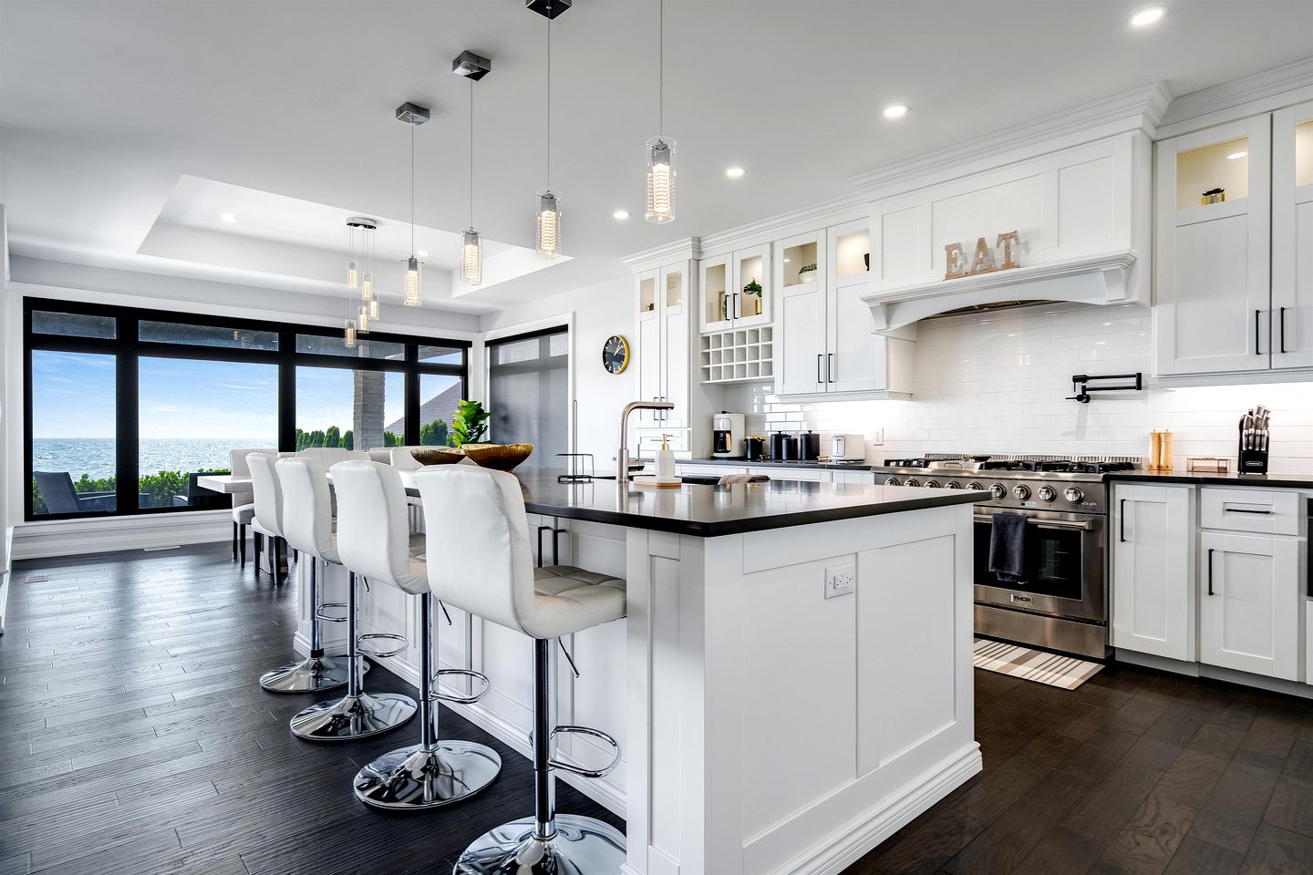 Luxury Vacation Rental with Breathtaking Lake Erie Views in Leamington, Ontario