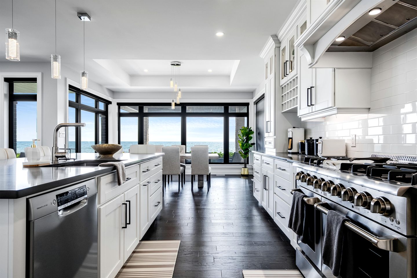 Luxury Vacation Rental with Breathtaking Lake Erie Views in Leamington, Ontario