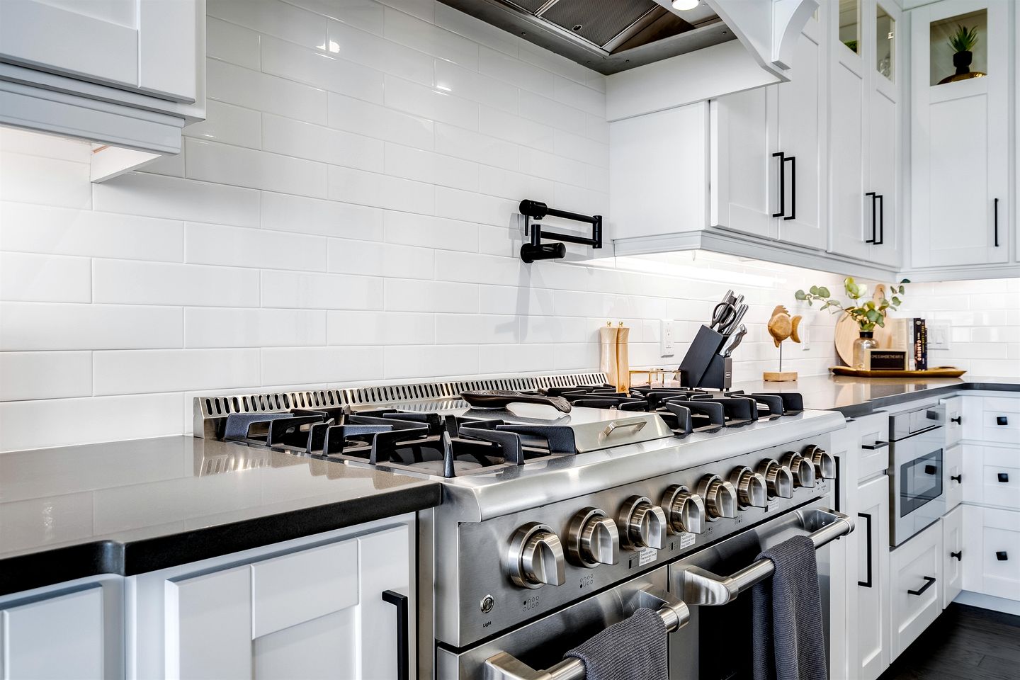 Luxury Vacation Rental with Breathtaking Lake Erie Views in Leamington, Ontario