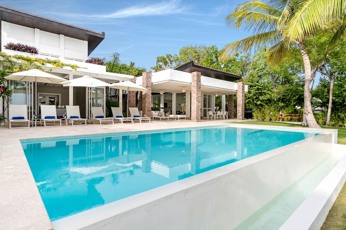 Stunning Modern Villa, Perfect for a Peaceful Vacation