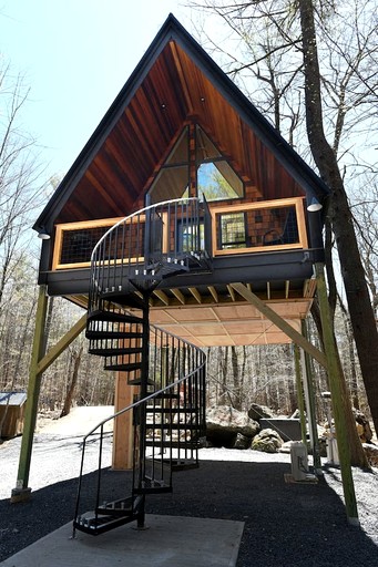 Tree Houses (United States of America, Sanford, Maine)