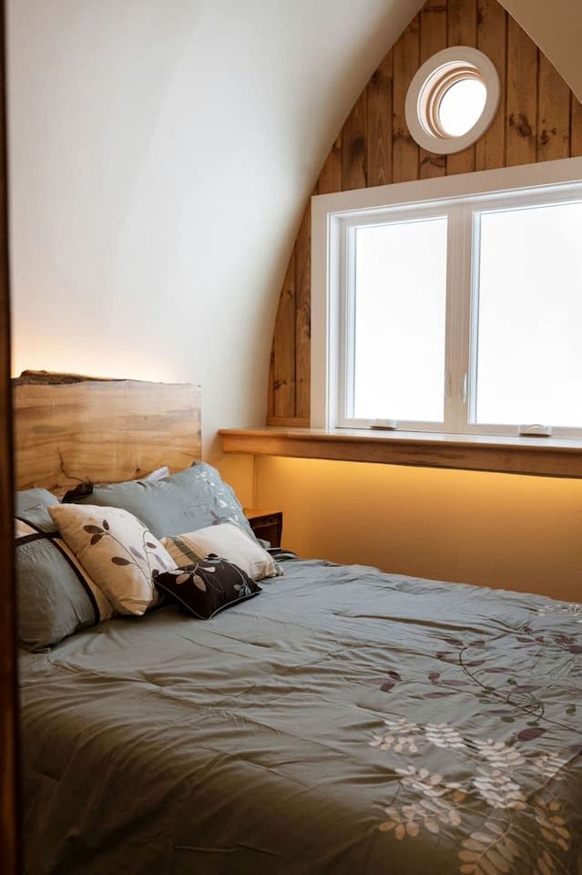 Luxurious and Carbon Neutral Hobbit House with Private Hot Tub in Springvale, Maine, Perfect for a Relaxing Weekend Getaway