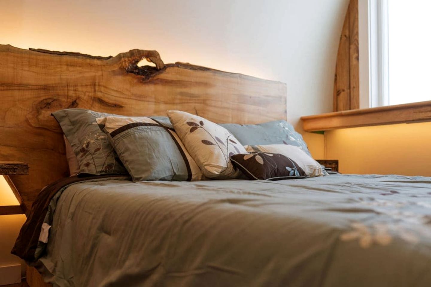 Luxurious and Carbon Neutral Hobbit House with Private Hot Tub in Springvale, Maine, Perfect for a Relaxing Weekend Getaway