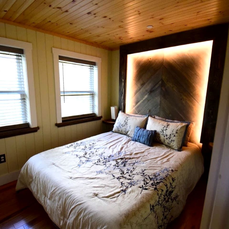 Luxurious Tree House with Hot Tub and Firepit, Perched over Littlefield Pond, Perfect for a Relaxing Weekend Getaway near Portland, Maine
