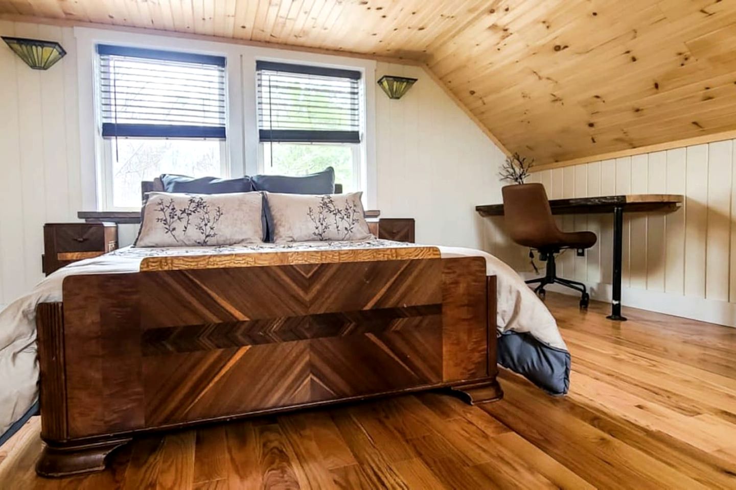 Luxurious Tree House with Hot Tub and Firepit, Perched over Littlefield Pond, Perfect for a Relaxing Weekend Getaway near Portland, Maine