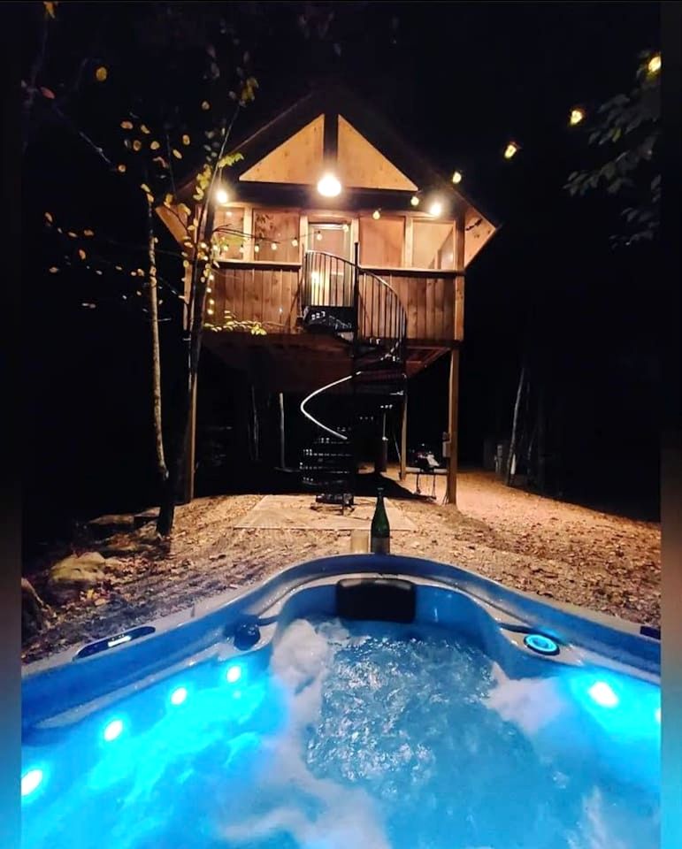 Luxurious Tree House with Hot Tub and Firepit, Perched over Littlefield Pond, Perfect for a Relaxing Weekend Getaway near Portland, Maine