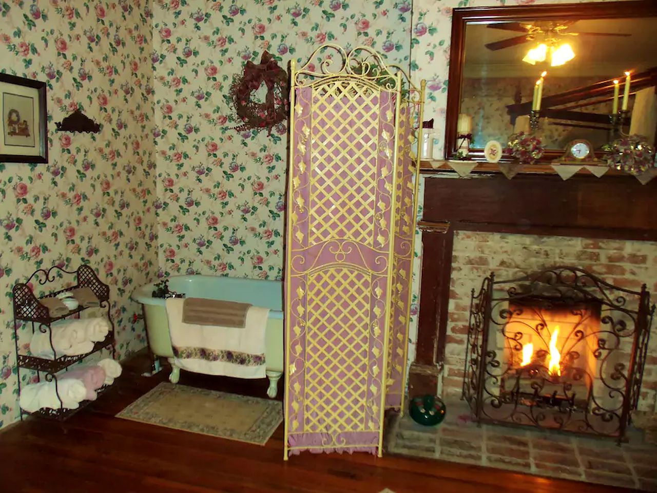 Vintage Cottage Suite with a Clawfoot Bathtub near Clarksville, Tennessee