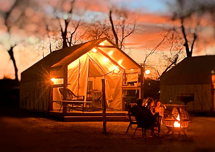 Marvelous Glamping Destination: Luxurious Safari Tent on the San Marcos River near Kingsbury, Texas