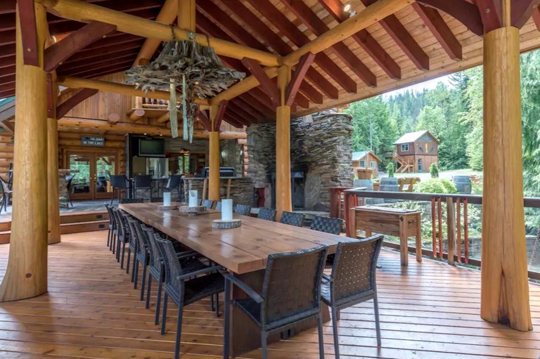 Mabel Lake Lodge, Log Cabins, Lumby, Canada Glamping Hub