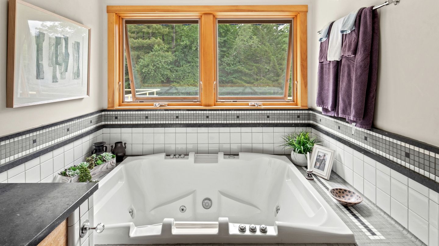 Awesome Impressive Rental with Jacuzzi and Countryside Views in Vermont