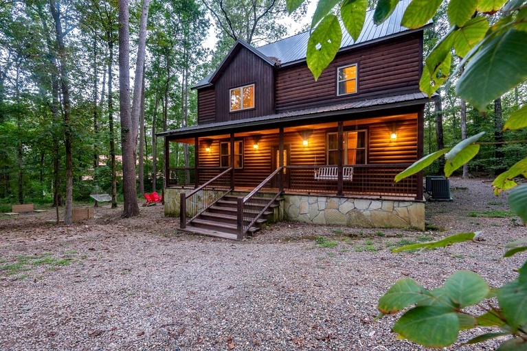Delightful Cabin with Fireplace and Hot-tub in Hochatow, Oklahoma