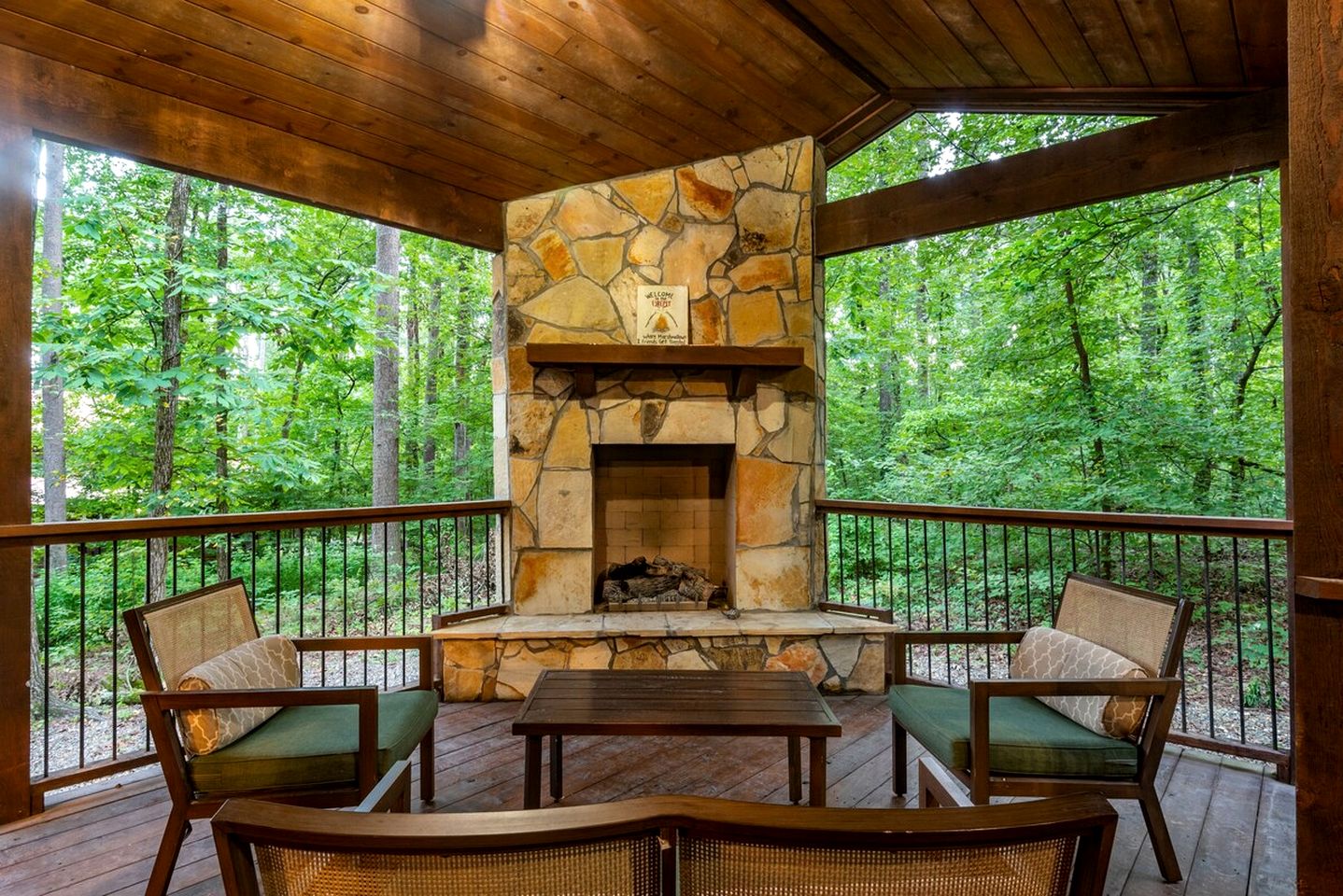 Delightful Cabin with Fireplace and Hot-tub in Hochatow, Oklahoma