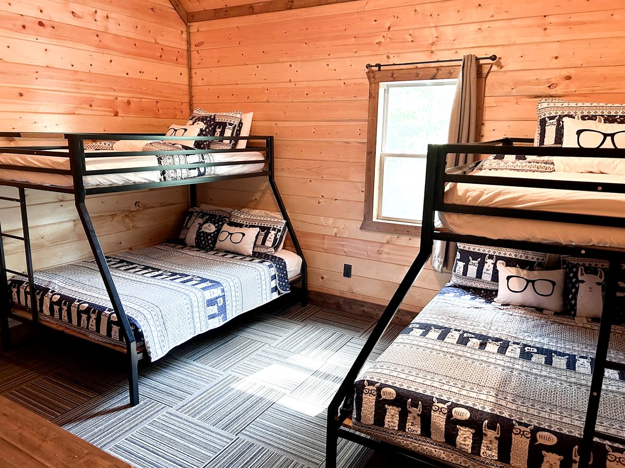 Delightful Cabin with Fireplace and Hot-tub in Hochatow, Oklahoma