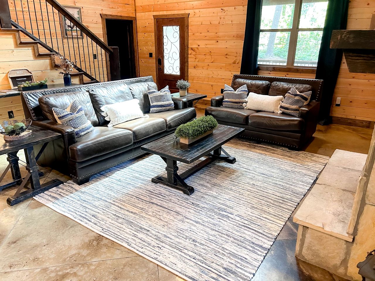 Delightful Cabin with Fireplace and Hot-tub in Hochatow, Oklahoma