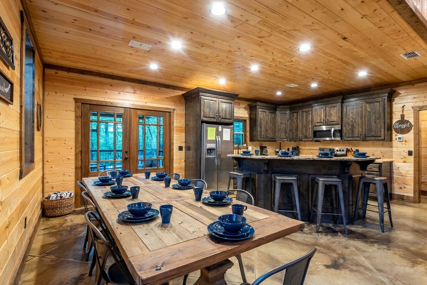 Delightful Cabin with Fireplace and Hot-tub in Hochatow, Oklahoma