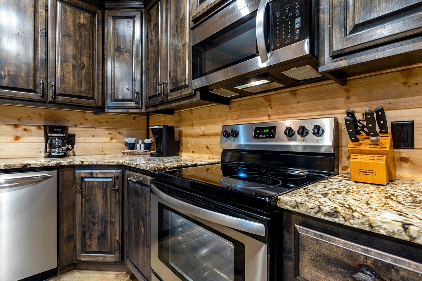 Delightful Cabin with Fireplace and Hot-tub in Hochatow, Oklahoma