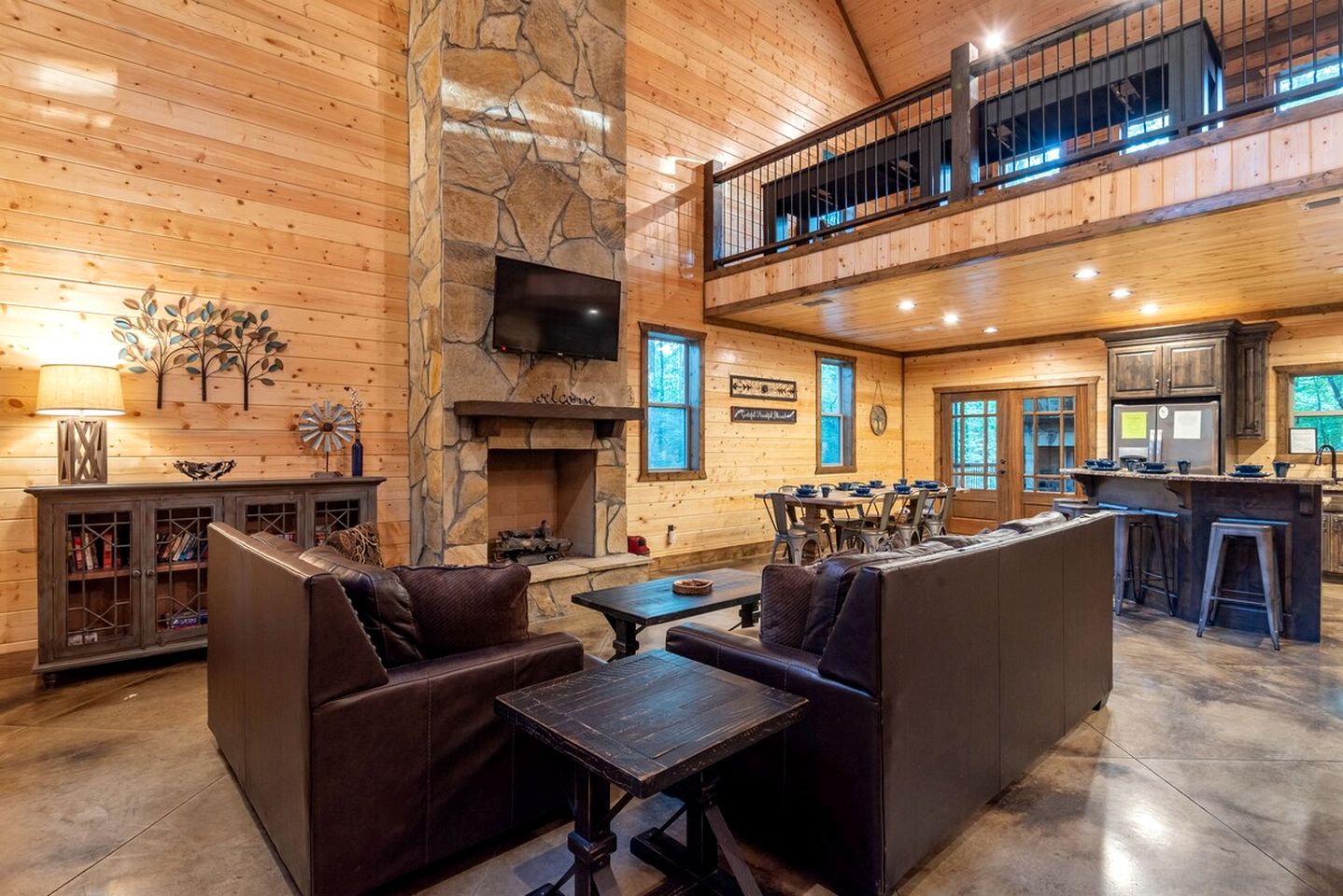 Delightful Cabin with Fireplace and Hot-tub in Hochatow, Oklahoma