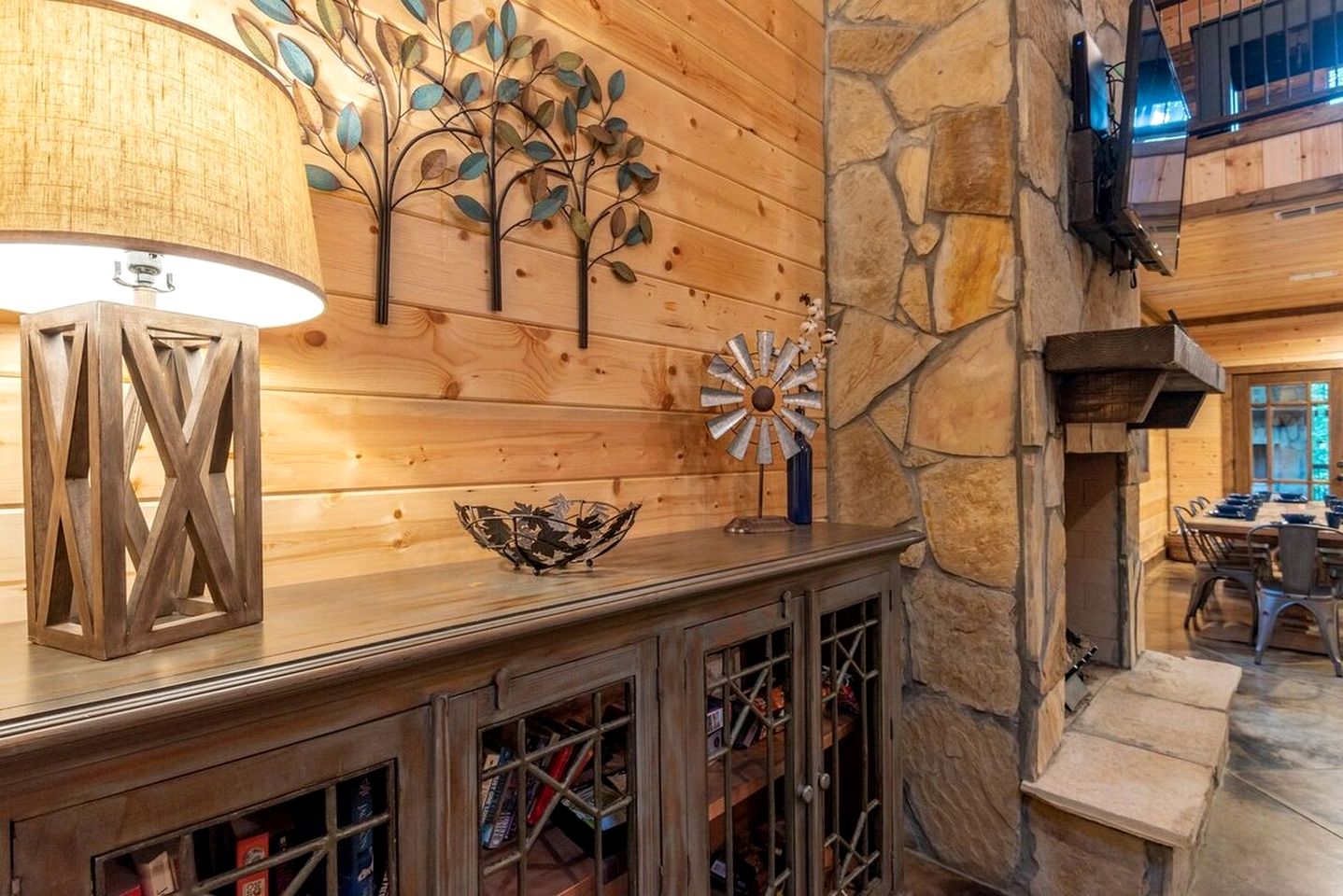 Delightful Cabin with Fireplace and Hot-tub in Hochatow, Oklahoma