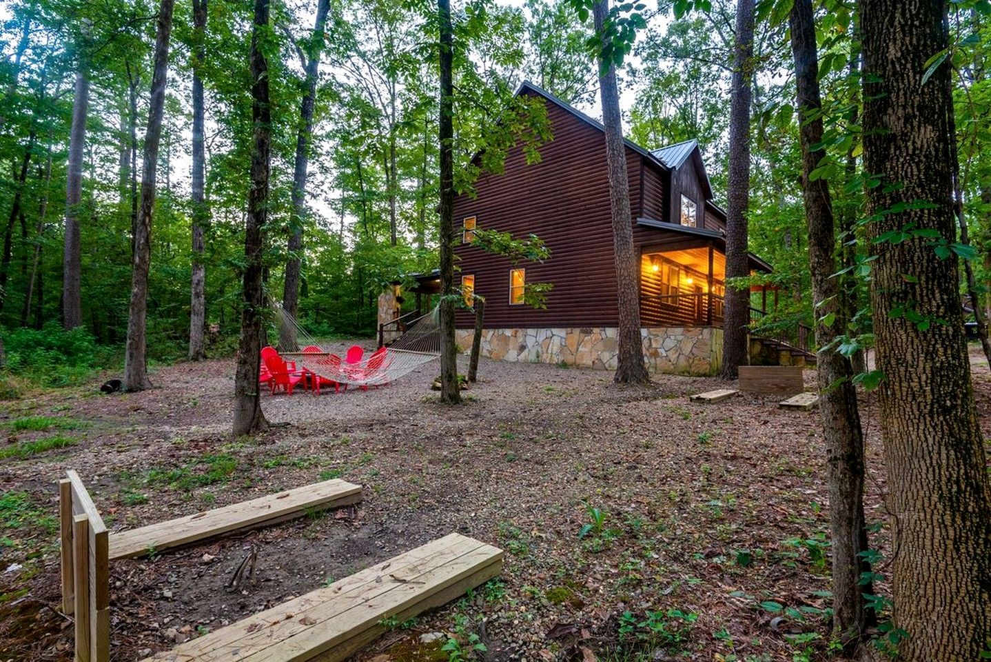 Delightful Cabin with Fireplace and Hot-tub in Hochatow, Oklahoma