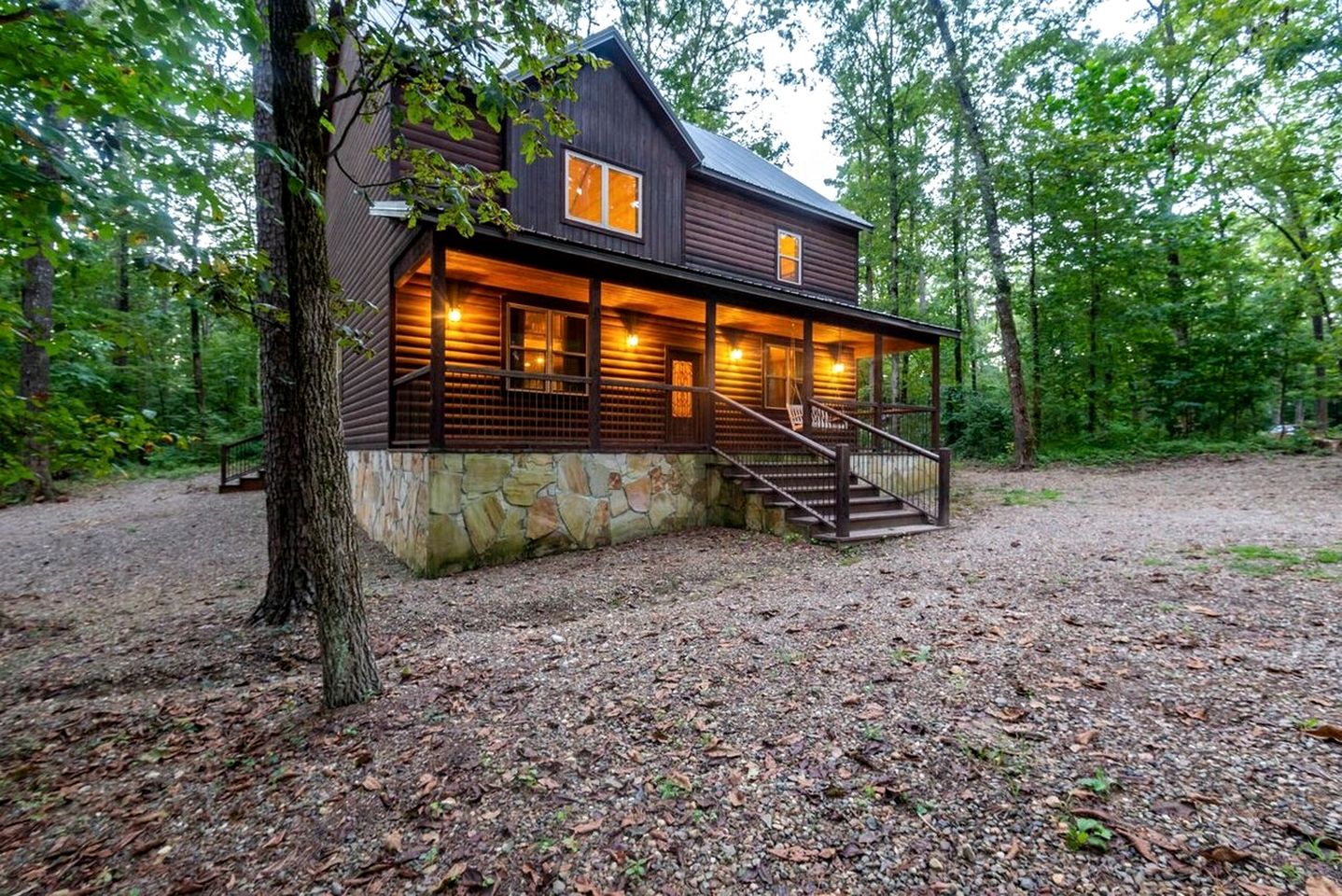 Delightful Cabin with Fireplace and Hot-tub in Hochatow, Oklahoma