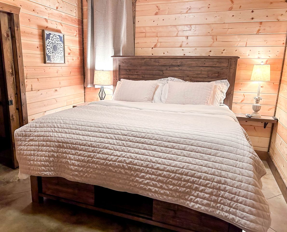 Delightful Cabin with Fireplace and Hot-tub in Hochatow, Oklahoma