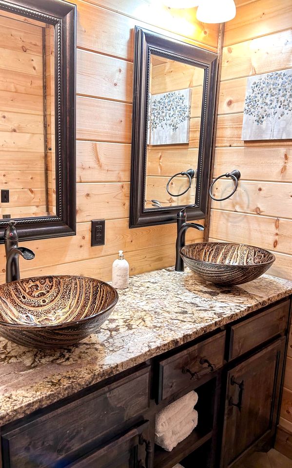 Delightful Cabin with Fireplace and Hot-tub in Hochatow, Oklahoma