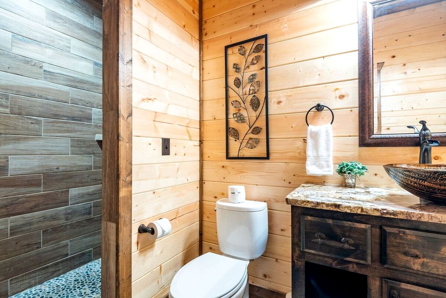 Delightful Cabin with Fireplace and Hot-tub in Hochatow, Oklahoma
