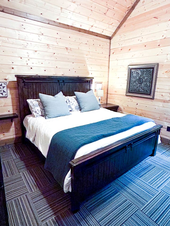Delightful Cabin with Fireplace and Hot-tub in Hochatow, Oklahoma