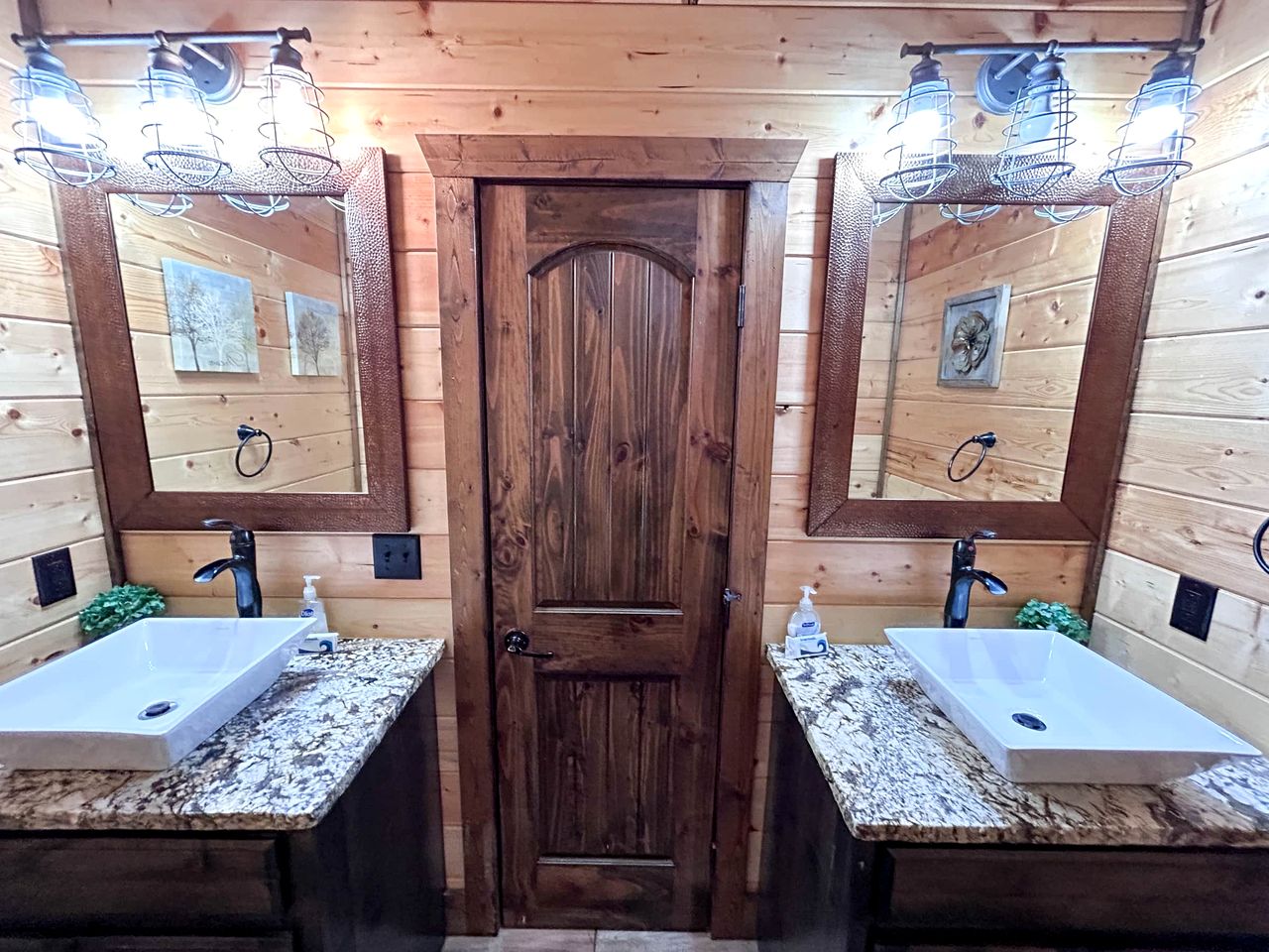Delightful Cabin with Fireplace and Hot-tub in Hochatow, Oklahoma