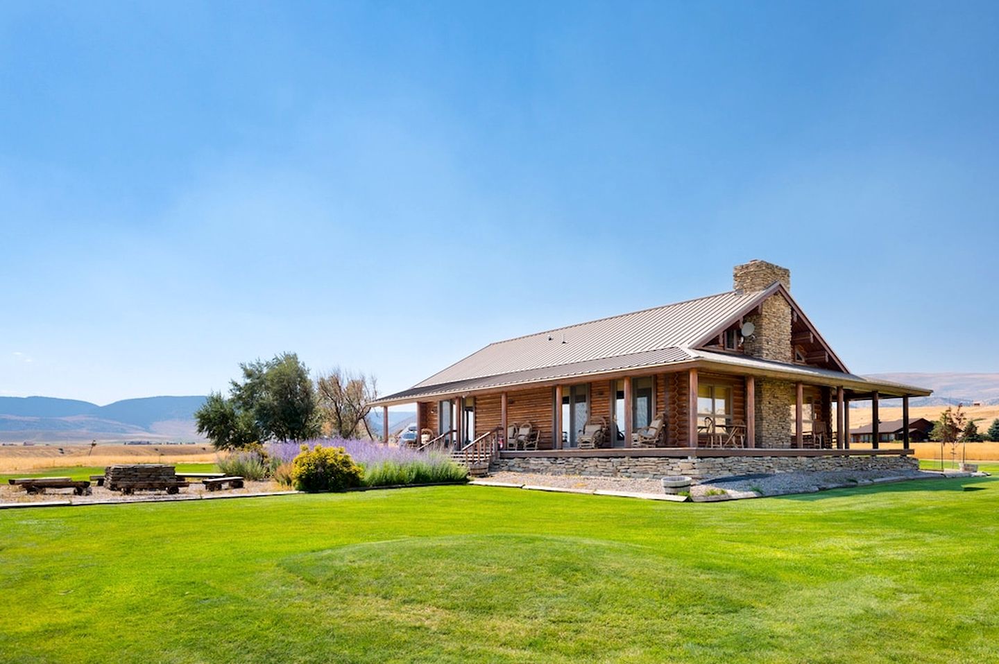 Intimate Off-Grid Cabin with Fire Pit and Mountain Views in Montana