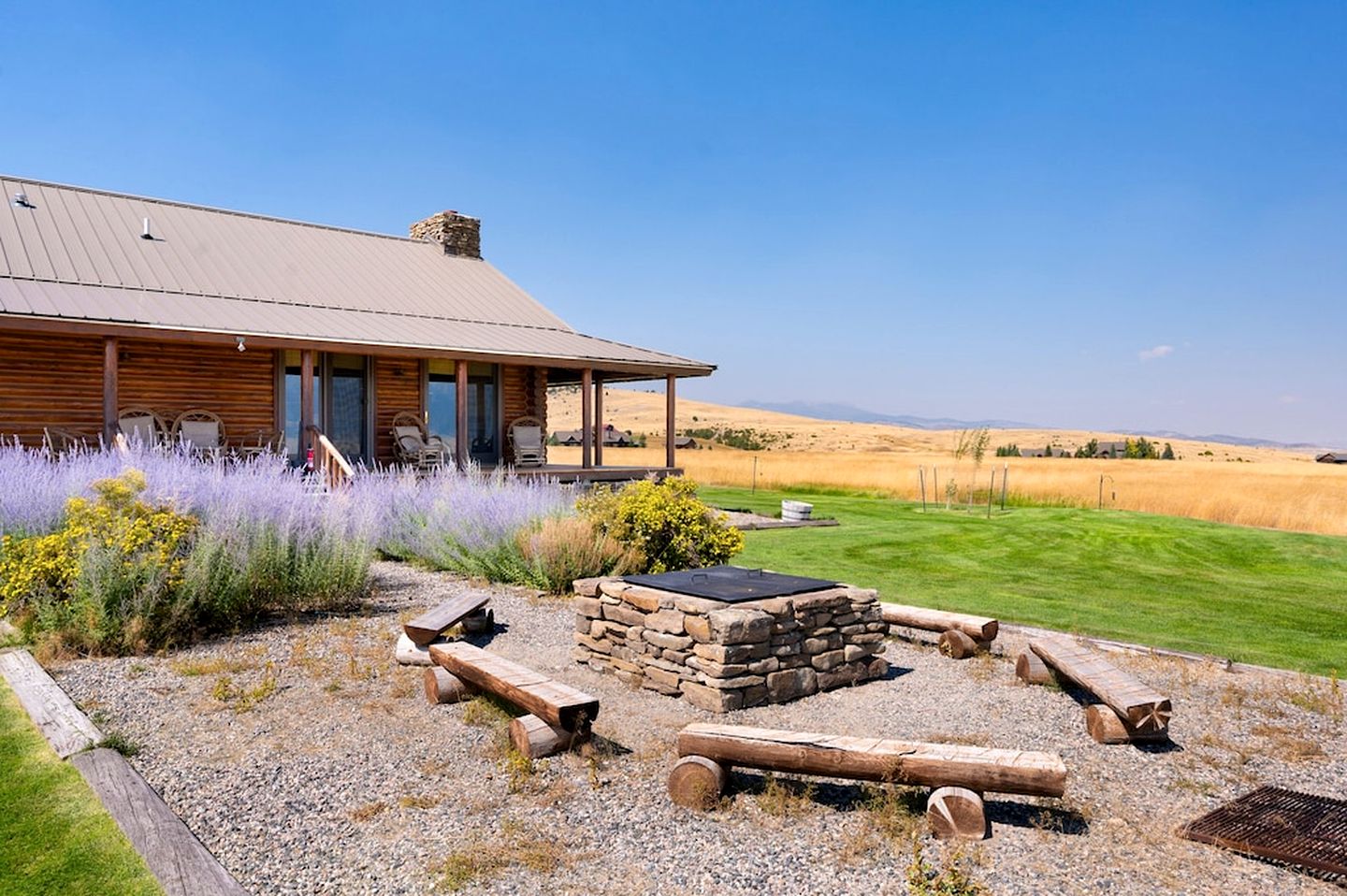 Intimate Off-Grid Cabin with Fire Pit and Mountain Views in Montana