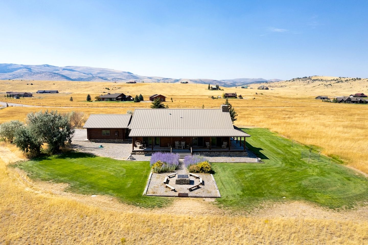 Intimate Off-Grid Cabin with Fire Pit and Mountain Views in Montana