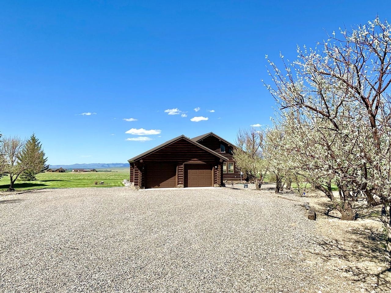 Intimate Off-Grid Cabin with Fire Pit and Mountain Views in Montana