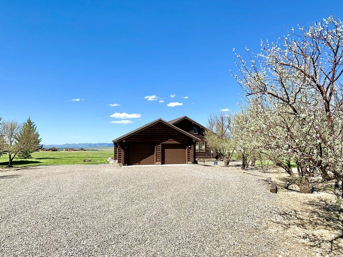 Log Cabins (United States of America, --, Montana)