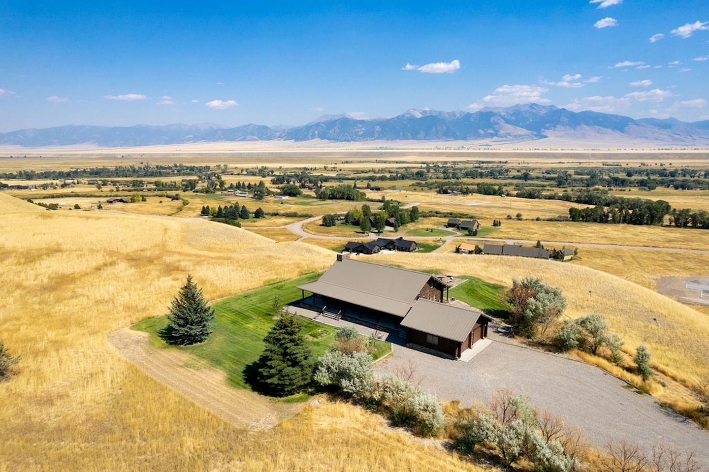Intimate Off-Grid Cabin with Fire Pit and Mountain Views in Montana