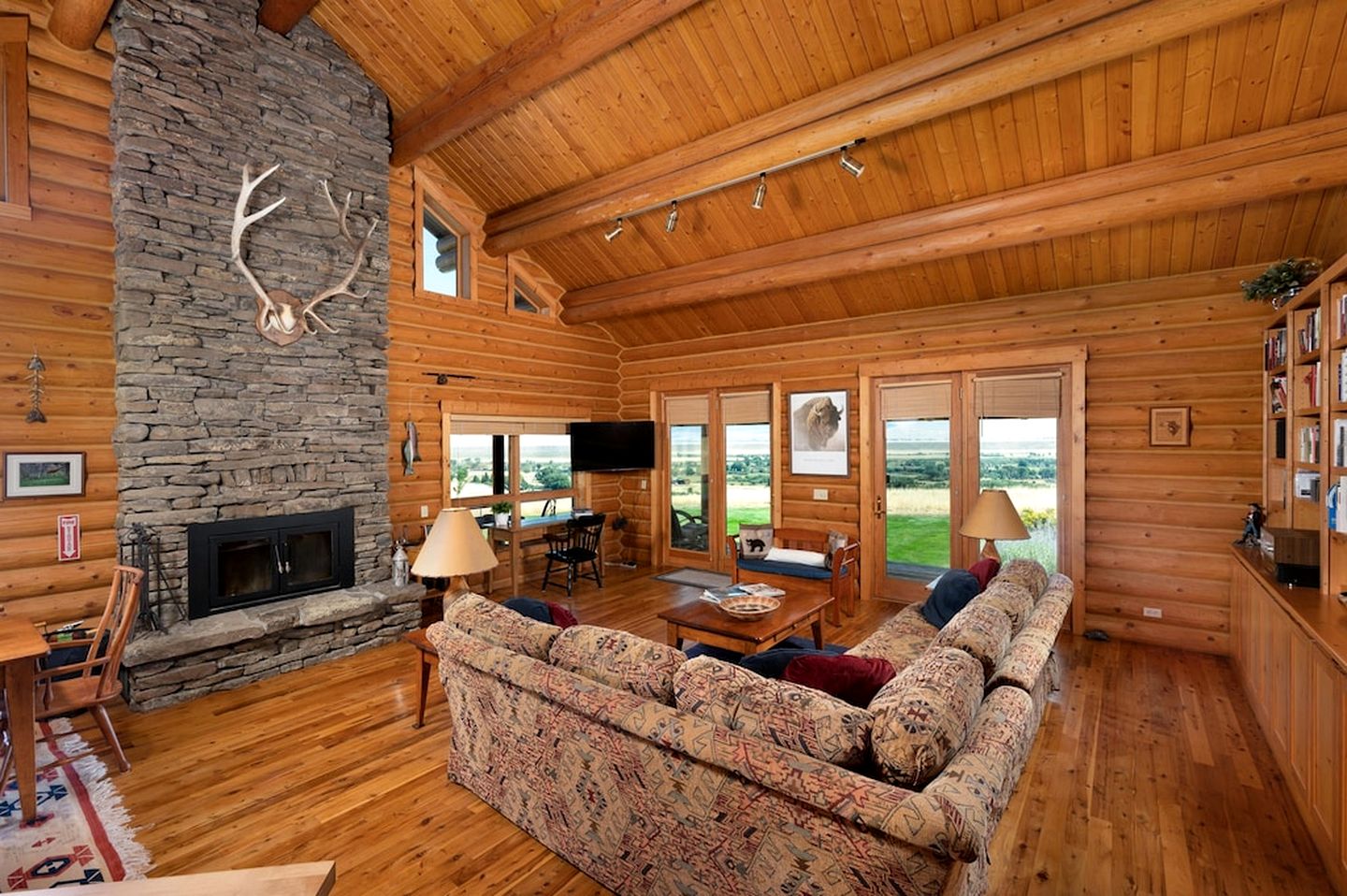 Intimate Off-Grid Cabin with Fire Pit and Mountain Views in Montana