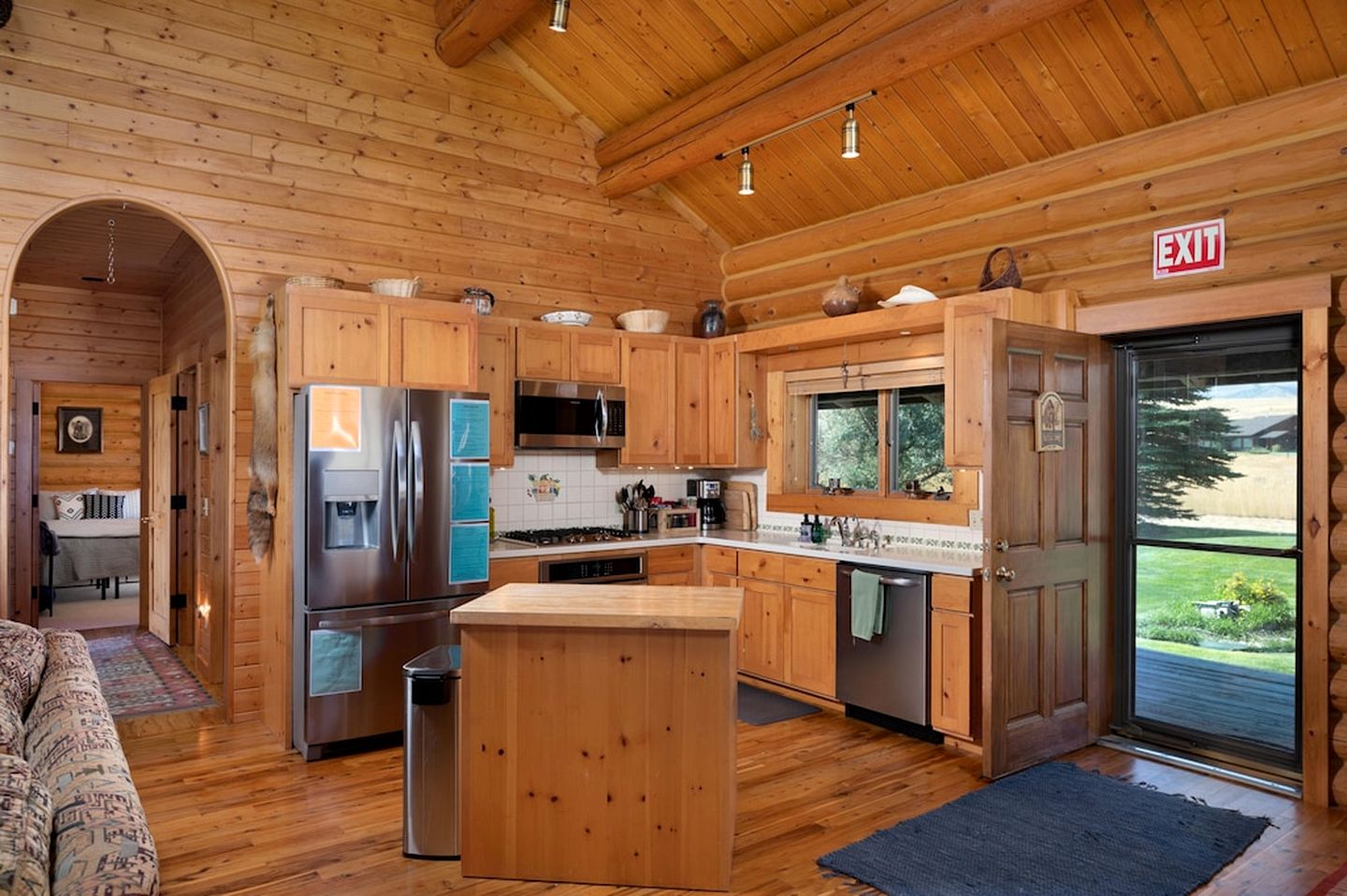 Intimate Off-Grid Cabin with Fire Pit and Mountain Views in Montana