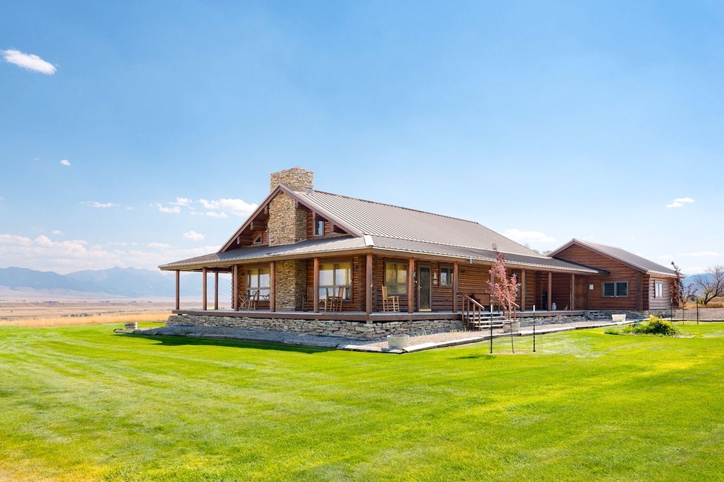 Intimate Off-Grid Cabin with Fire Pit and Mountain Views in Montana