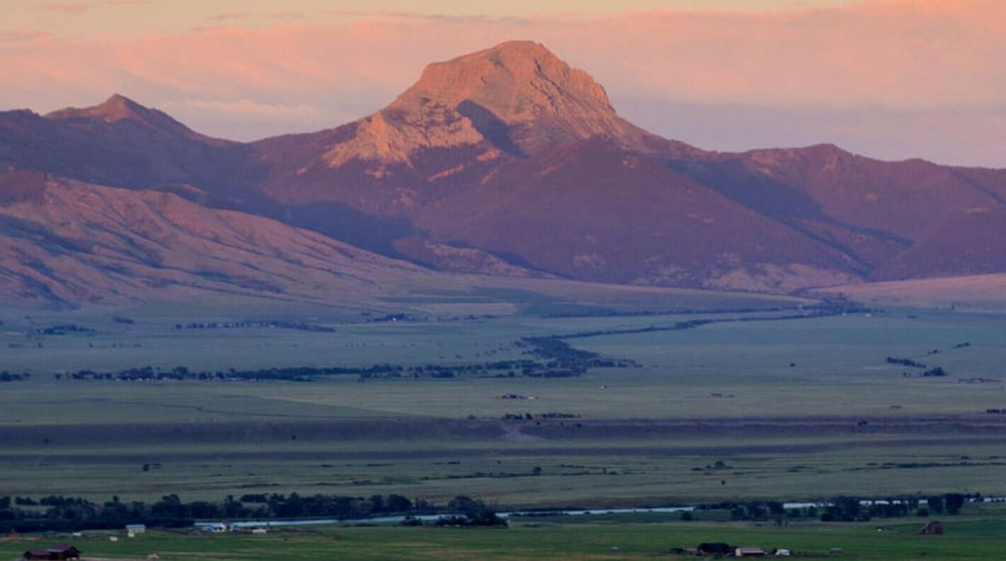 Intimate Off-Grid Cabin with Fire Pit and Mountain Views in Montana