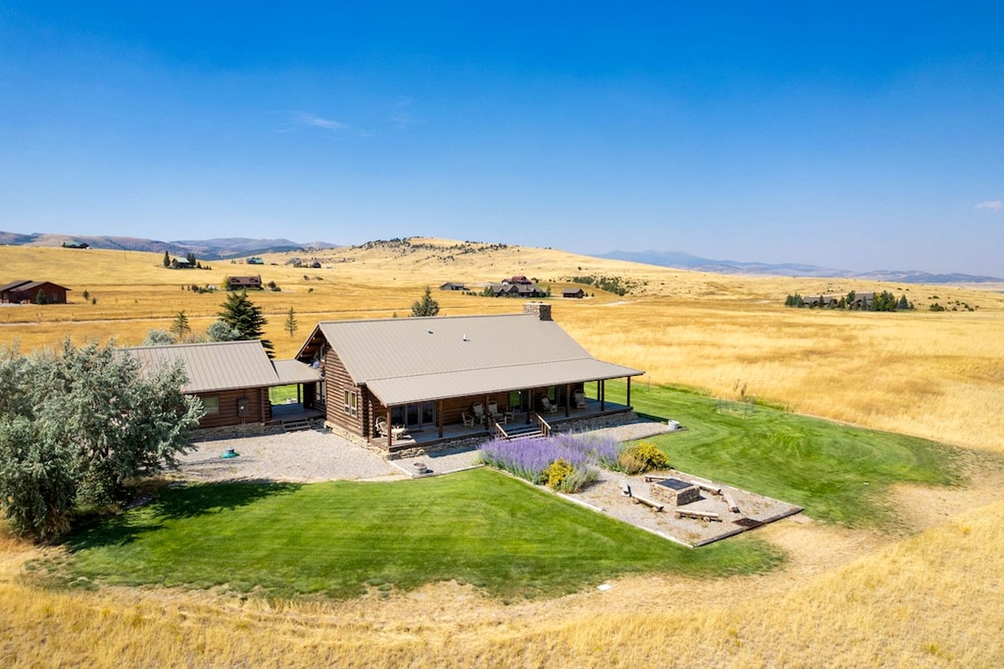 Intimate Off-Grid Cabin with Fire Pit and Mountain Views in Montana