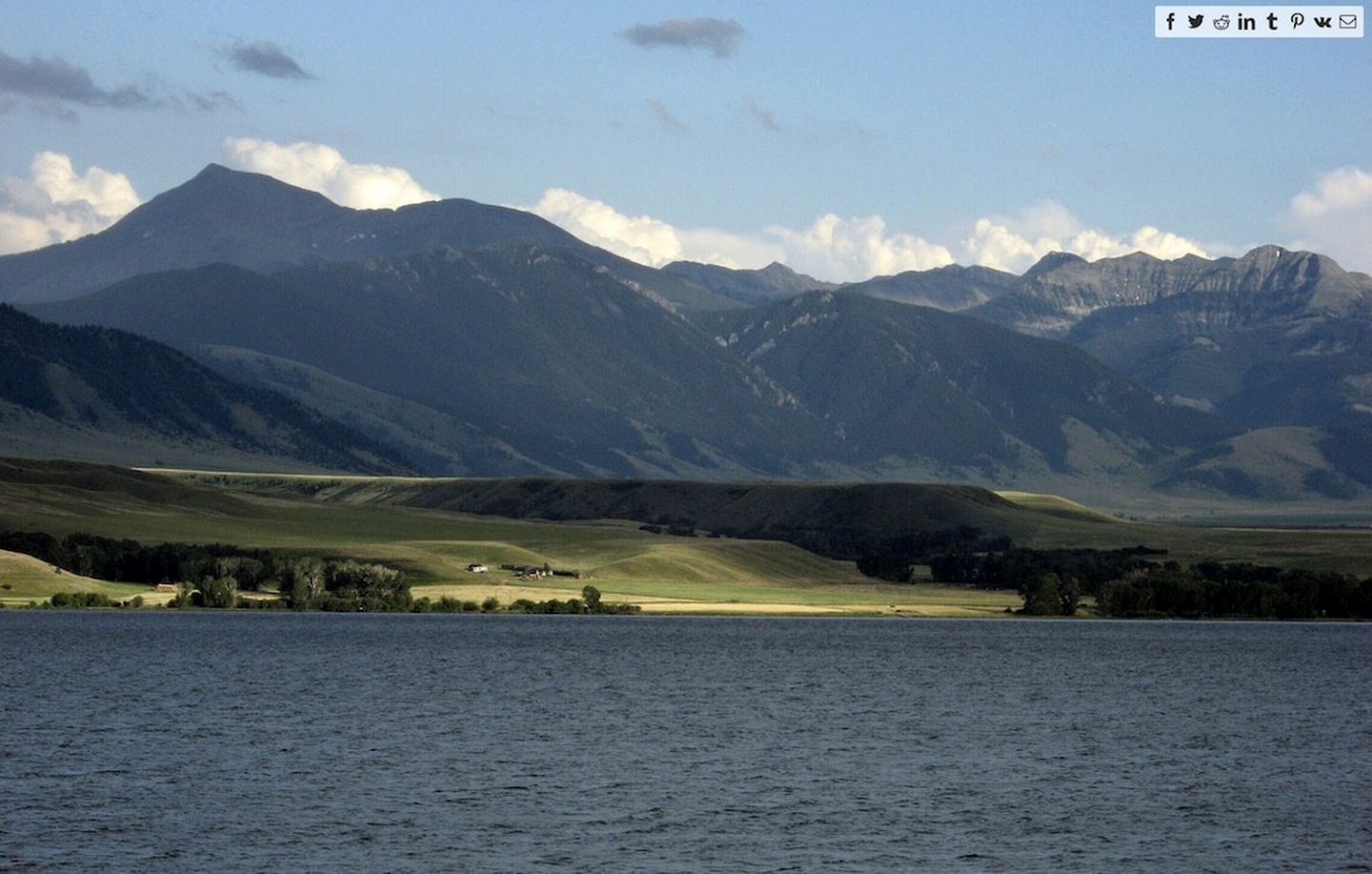 Intimate Off-Grid Cabin with Fire Pit and Mountain Views in Montana