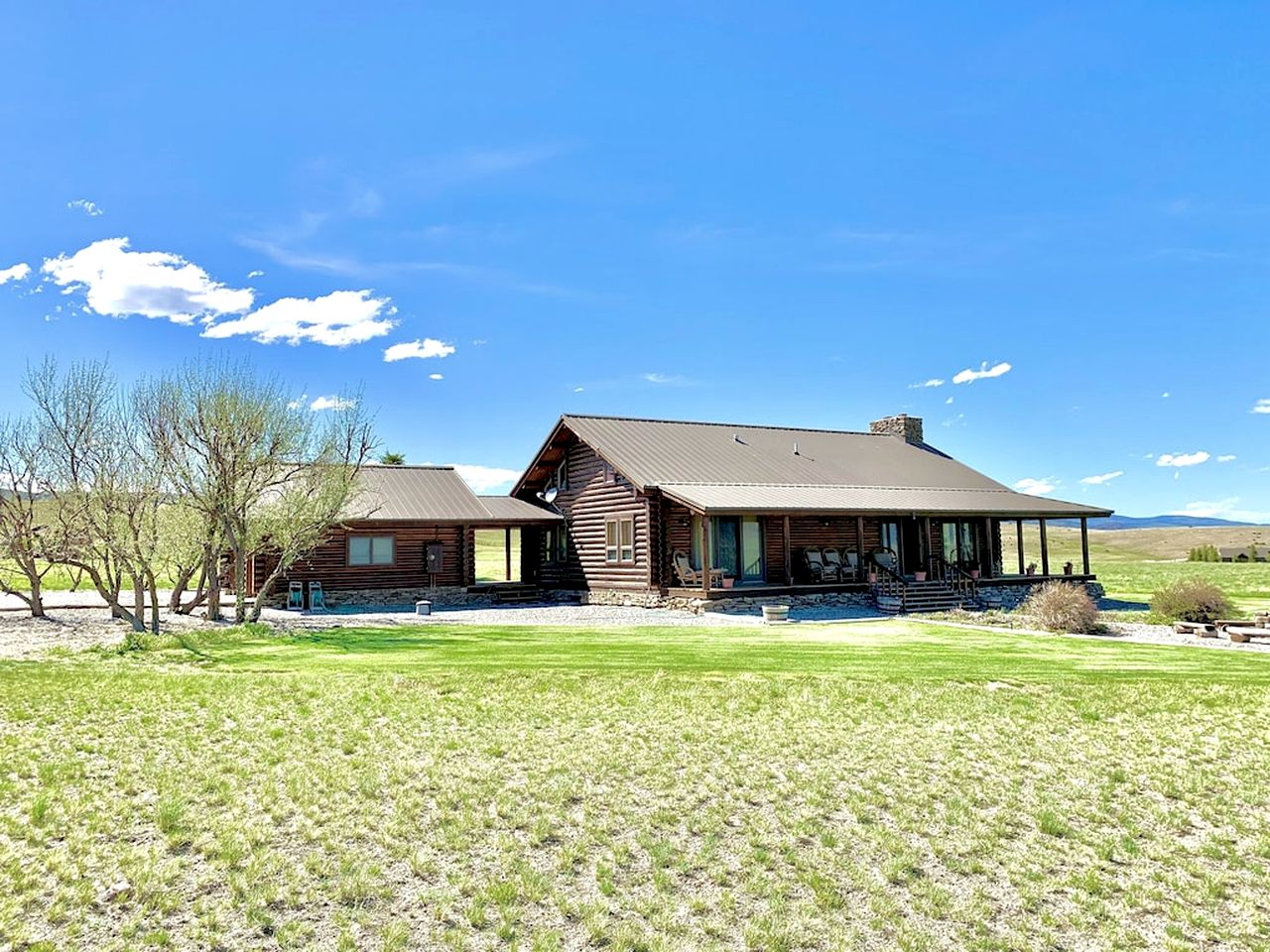 Intimate Off-Grid Cabin with Fire Pit and Mountain Views in Montana