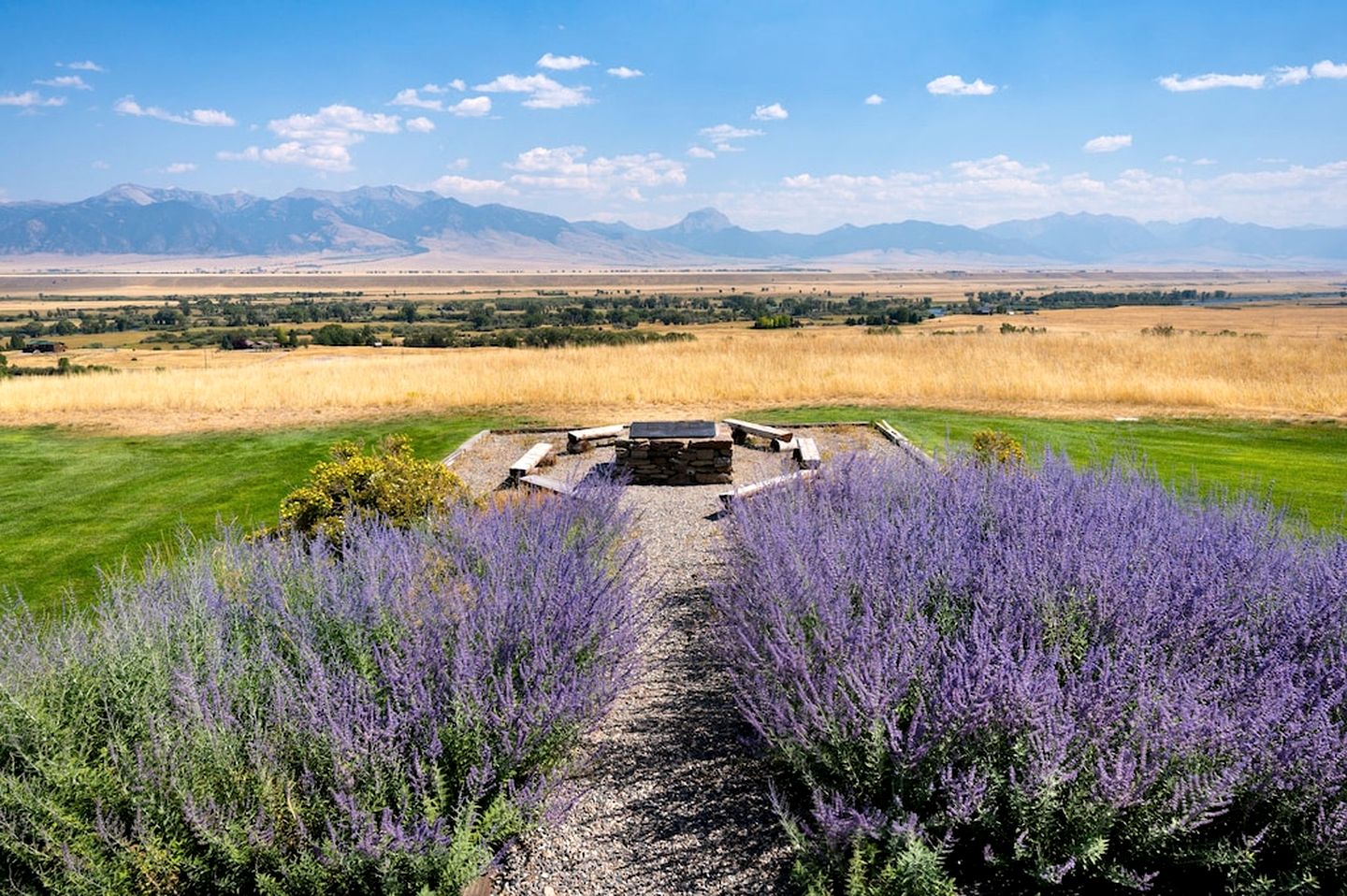 Intimate Off-Grid Cabin with Fire Pit and Mountain Views in Montana