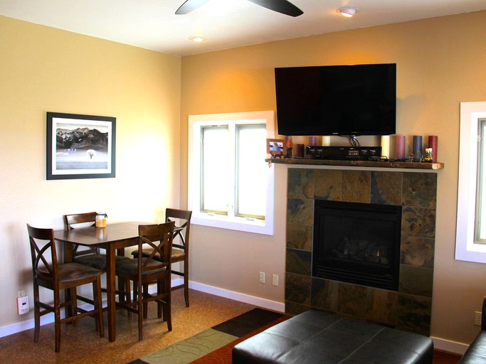 Cabins (Ennis, Montana, United States)